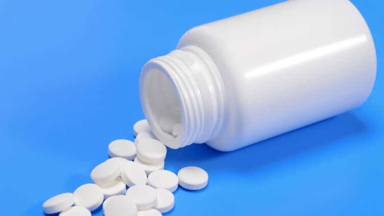 Illustrasjonsbilde som viser en hvit pilleboks og hvite piller som har blitt helt ut. Bakgrunnen er helt blå.