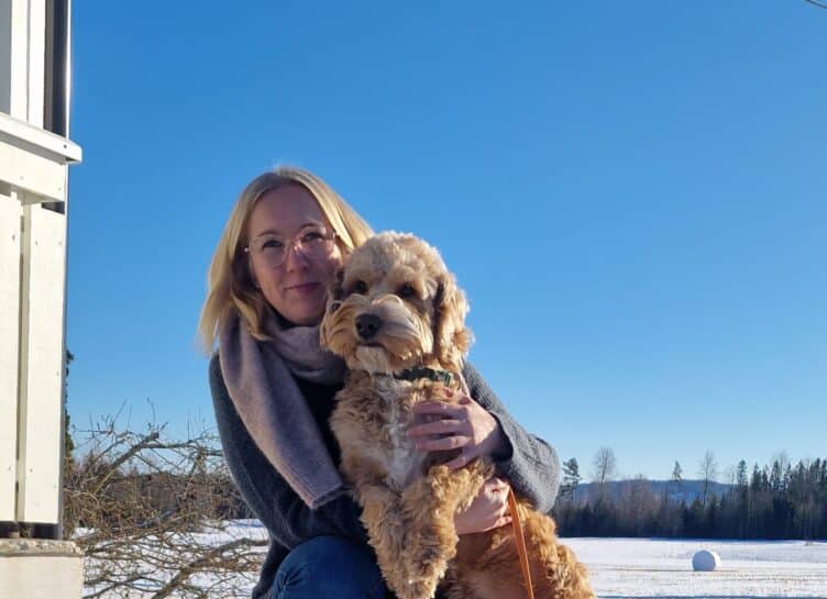 Bilde av Anette Storeskar sammen med hunden hennes. Anette er likeperson i MS-forbundet.